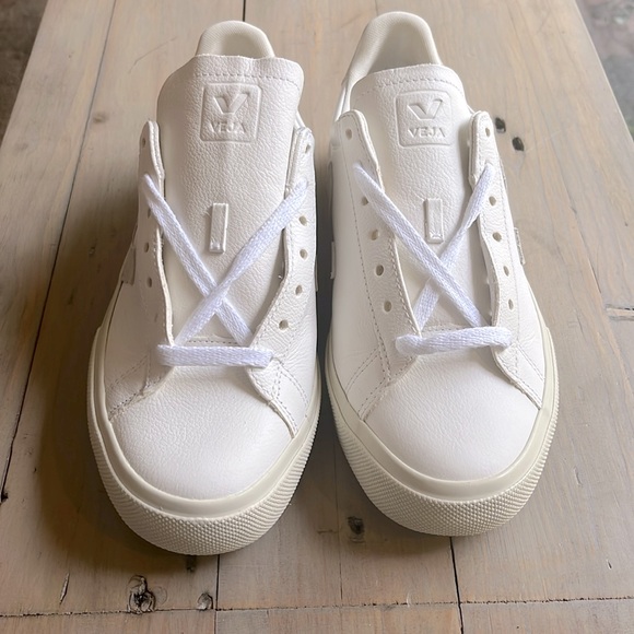 New. VEJA Women's Campo Sneaker
in Extra-White Natural Suede Size 7 - Picture 3 of 10